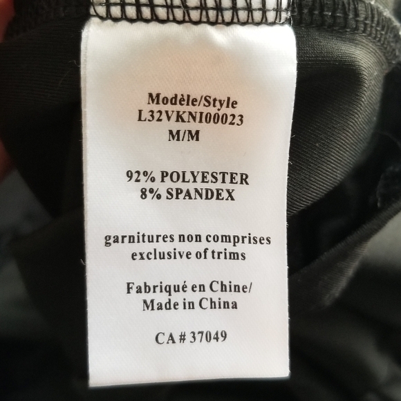 Black Top With V Neck And Ruched - Picture 4 of 4